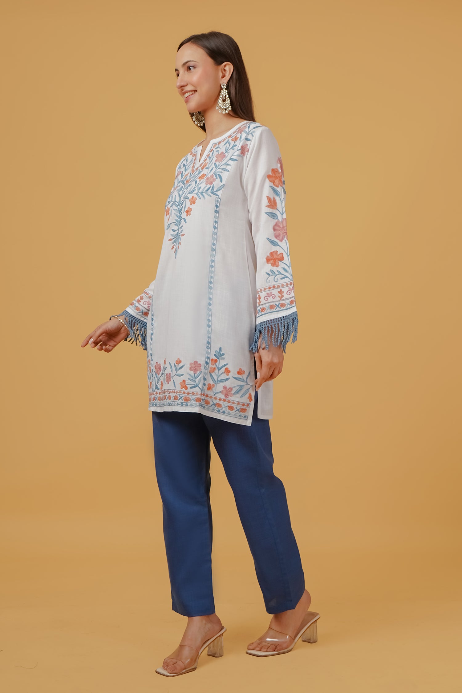 Arti Chauhan in Cotton Kashmiri Aari Embroidered Kurta - White With Blue