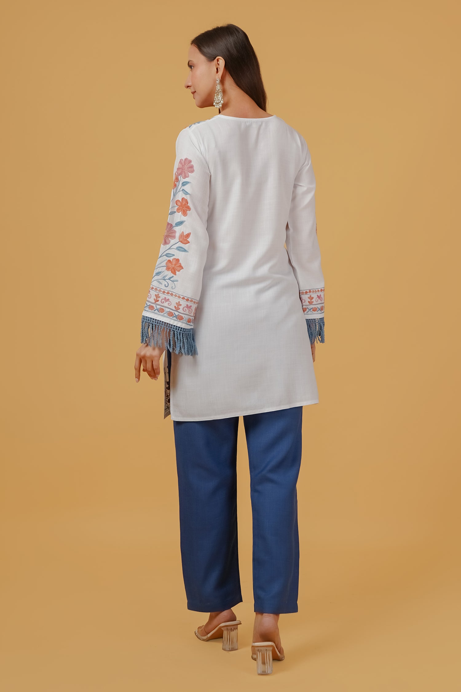 Arti Chauhan in Cotton Kashmiri Aari Embroidered Kurta - White With Blue