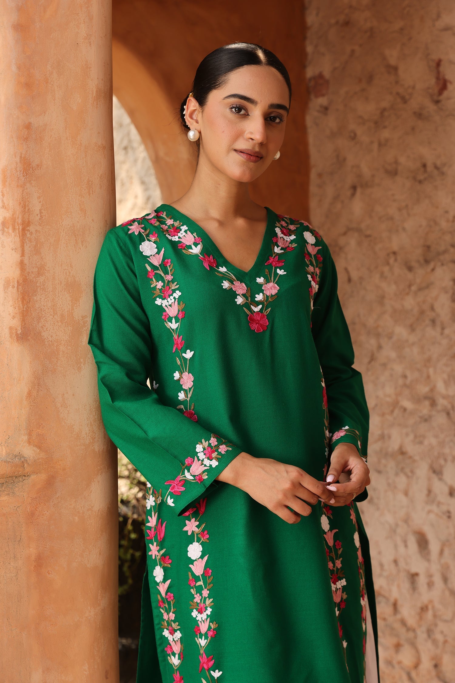Woolen Kashmiri Aari Kurta – Bottle Green