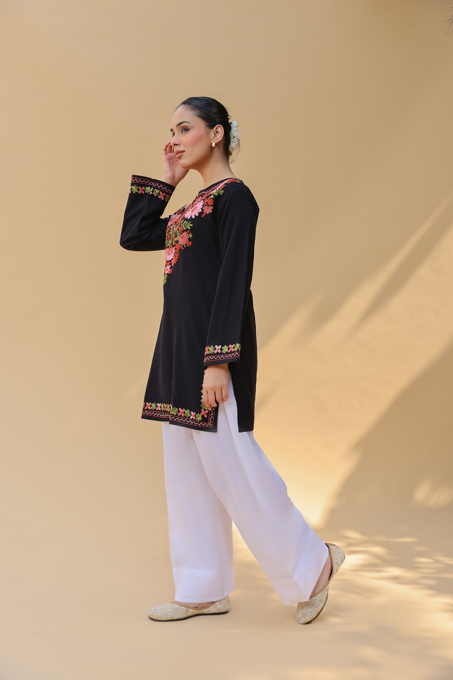 Cotton Kashmiri Aari Short Kurta – Black