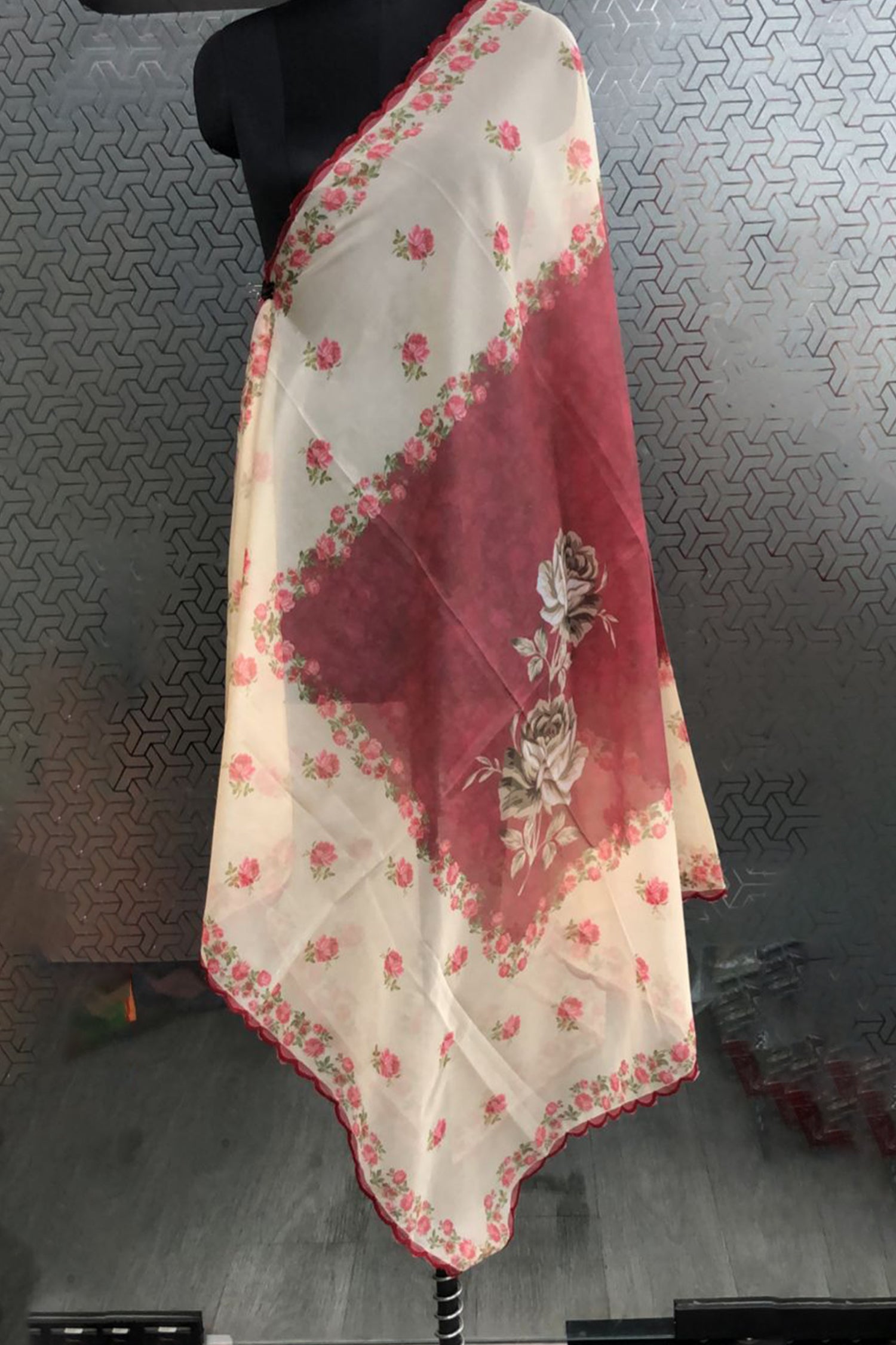 HK_LP47RedDupatta/HK_LP47Red_D.jpg