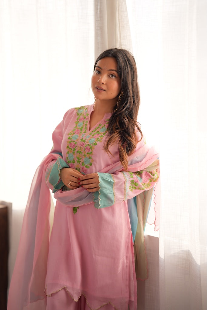Aarti in Kashmiri Zari Aari Mul Chanderi Farsi Kurta Set in Light Pink