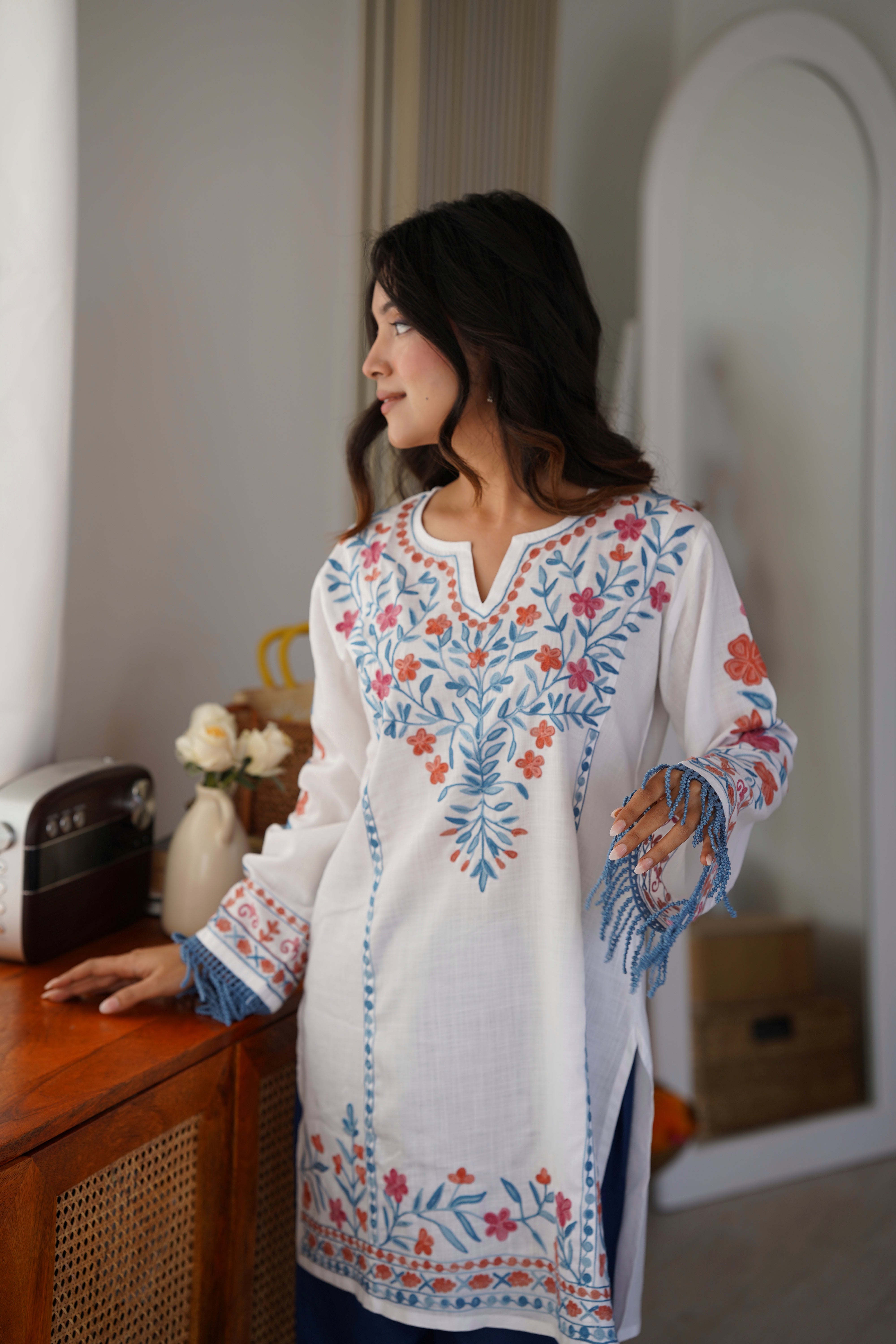 Arti Chauhan in Cotton Kashmiri Aari Embroidered Kurta - White With Blue