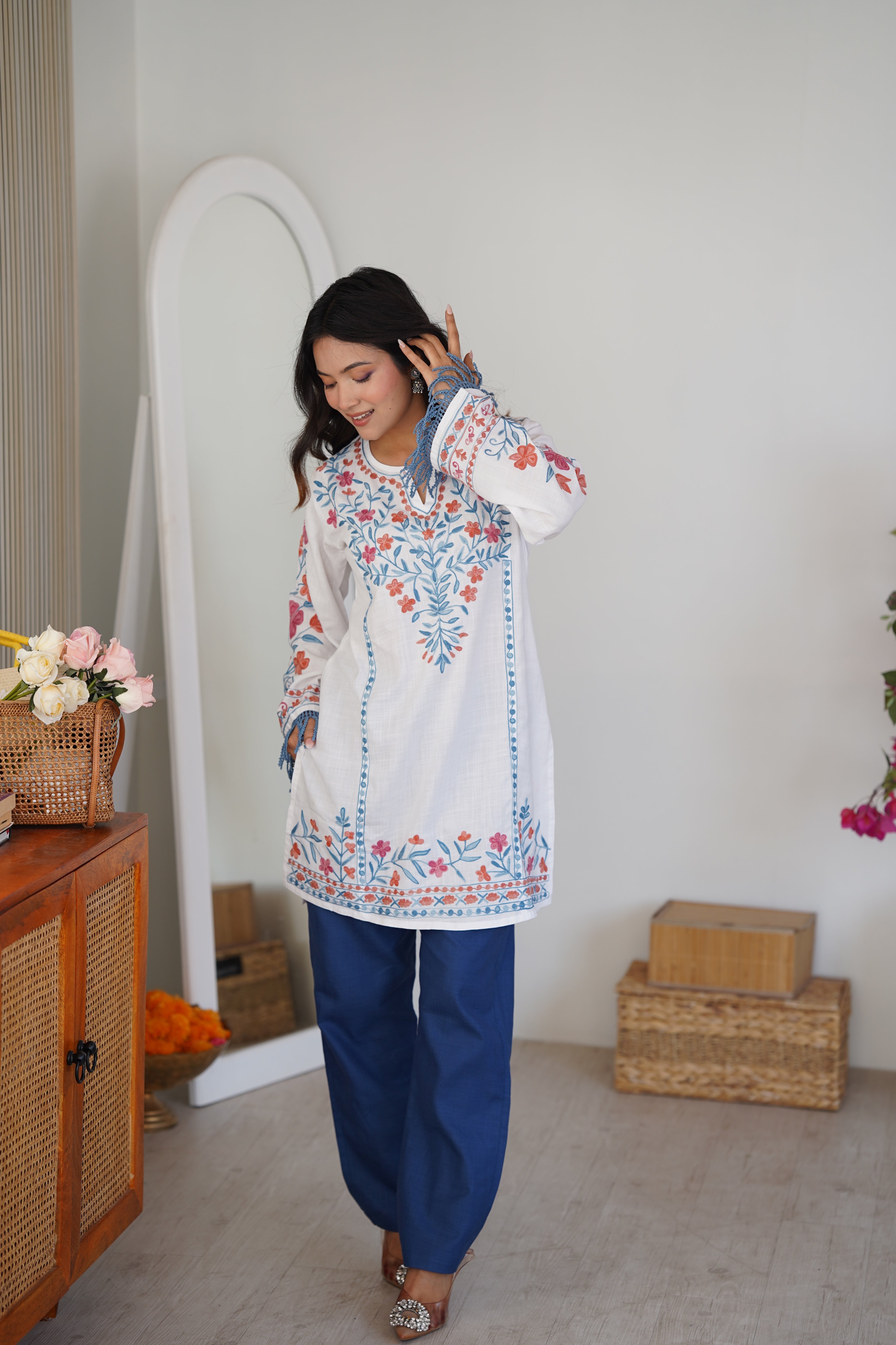 Arti Chauhan in Cotton Kashmiri Aari Embroidered Kurta - White With Blue