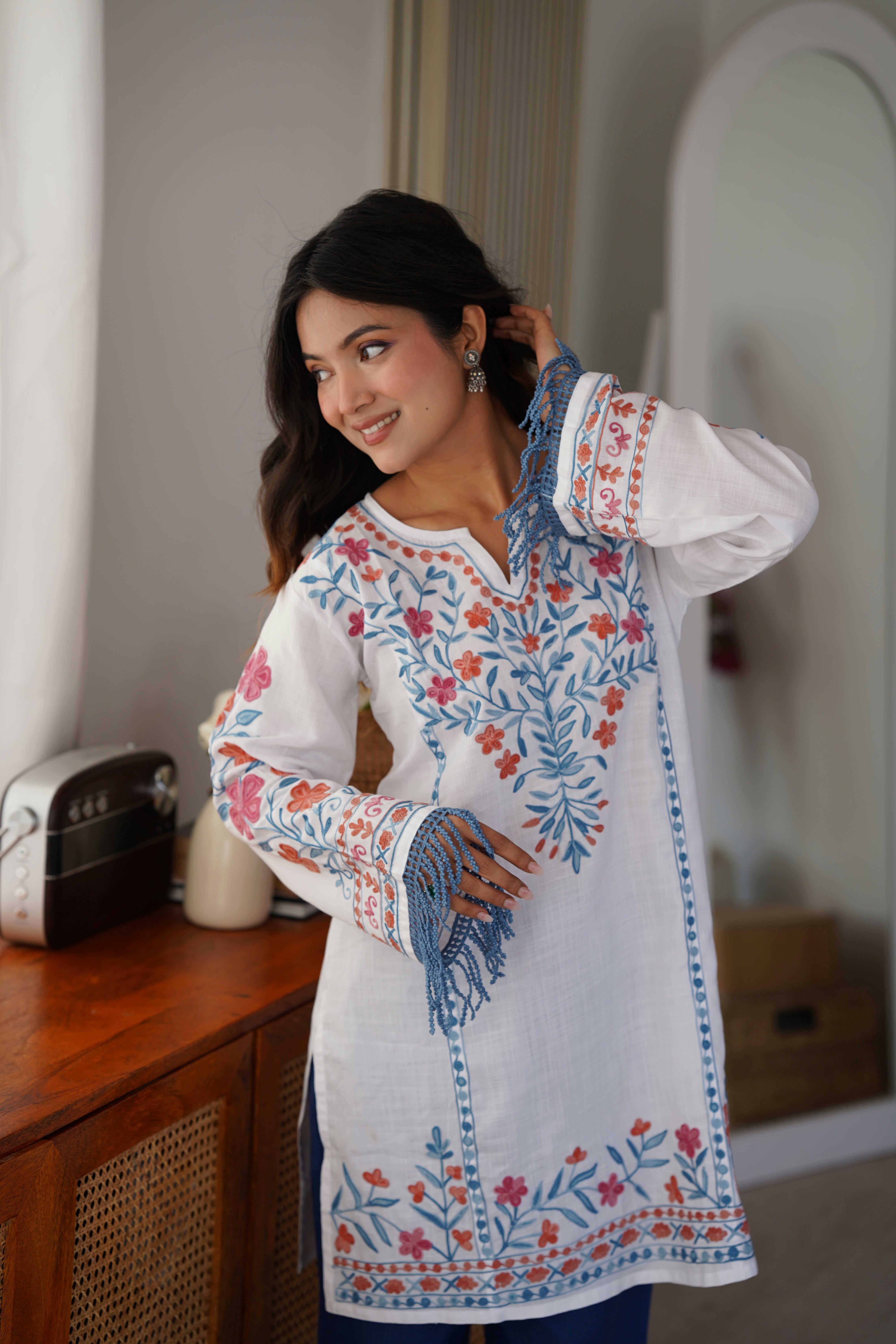 Arti Chauhan in Cotton Kashmiri Aari Embroidered Kurta - White With Blue