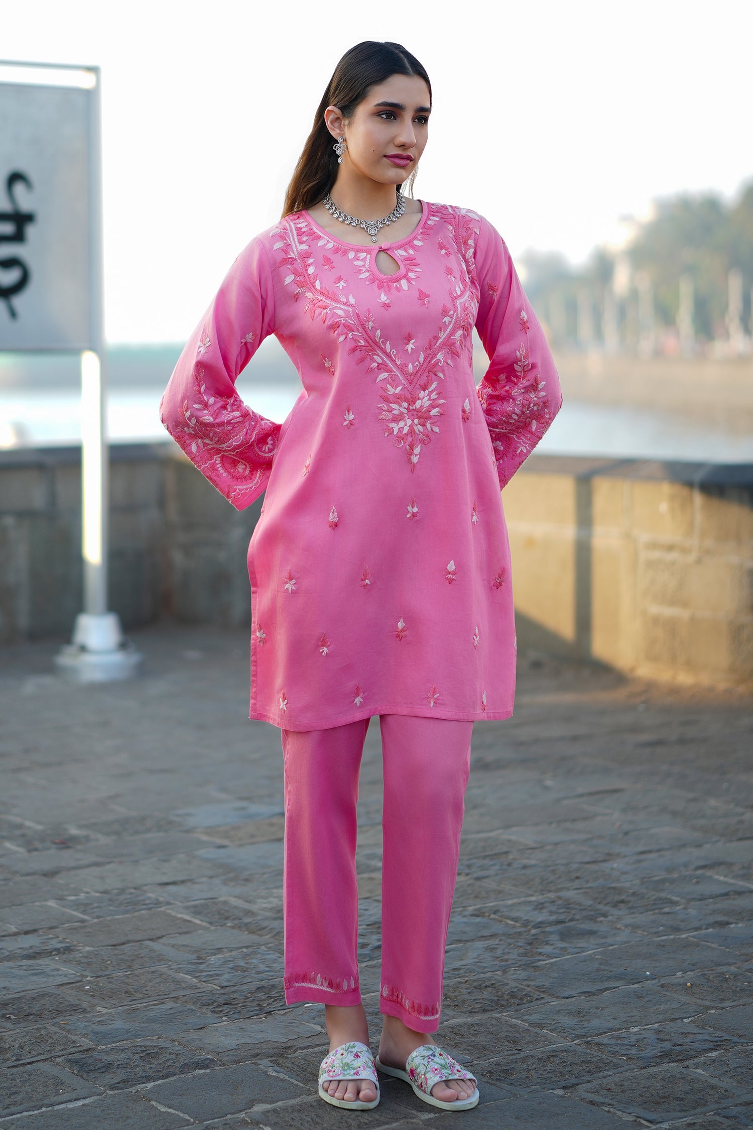 Chikankari Embroidered Kurta Set With Straight Pants in Cotton – Blush Pink