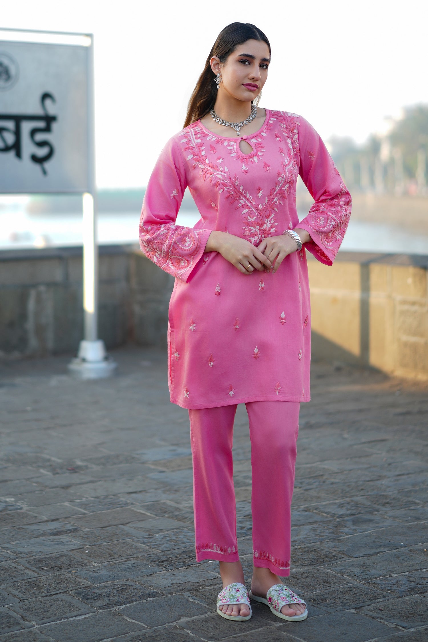 Chikankari Embroidered Kurta Set With Straight Pants in Cotton – Blush Pink