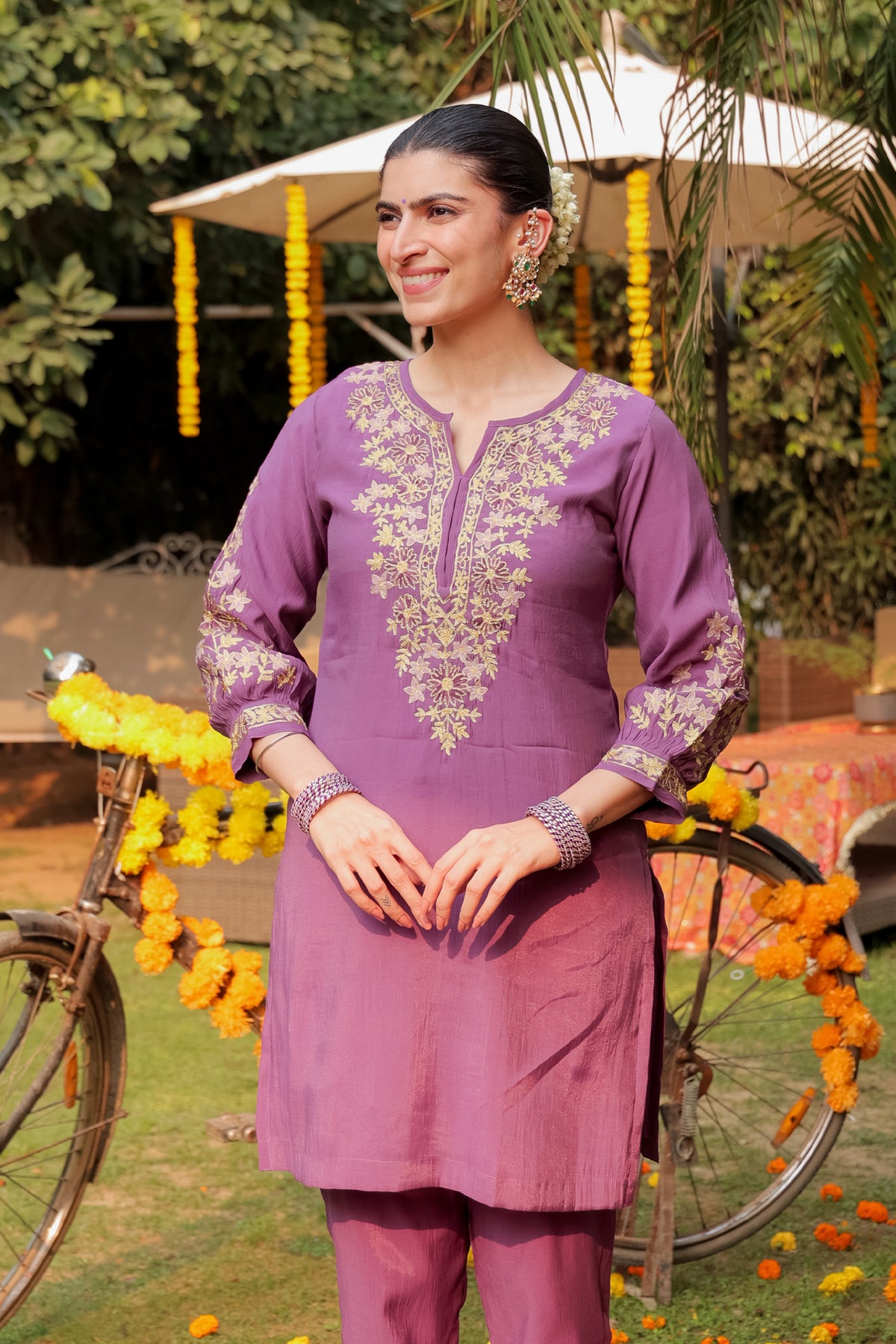 Kashmiri Zari Aari Mul Chanderi Straight Pant Kurta Set in Lavender