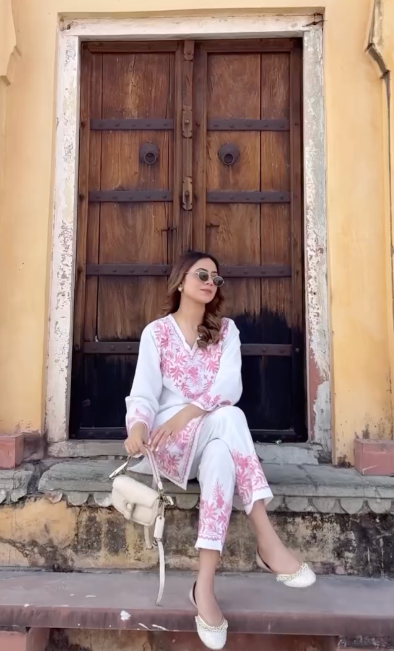 Arpita in Falak Kashmiri Kurta Set - White