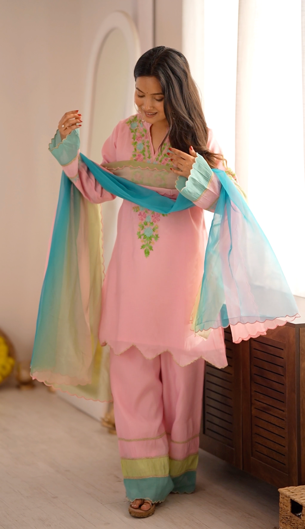 Aarti in Kashmiri Zari Aari Mul Chanderi Farsi Kurta Set in Light Pink