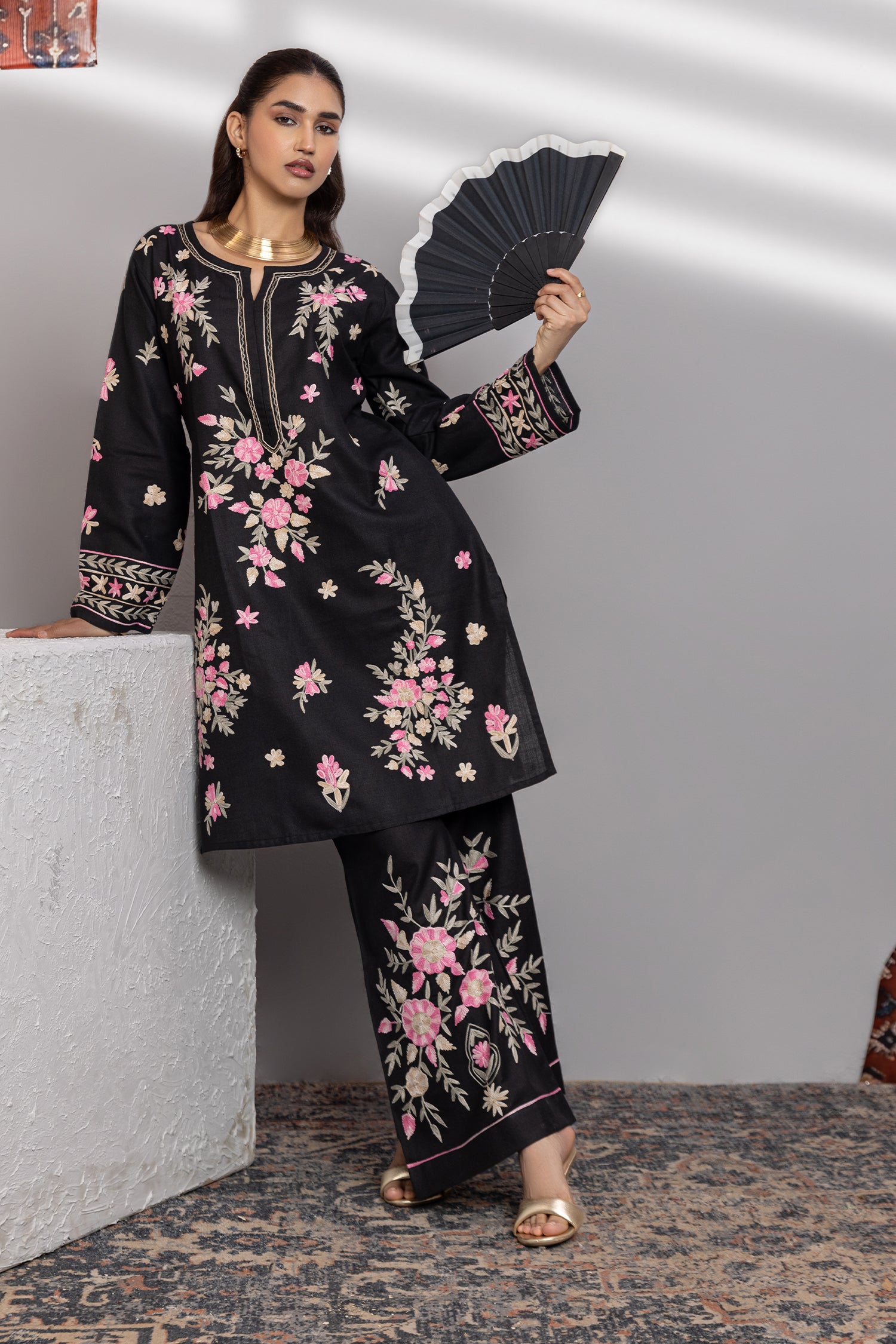 Cotton Kashmiri Aari Kurta Set With Bellbottom - Black