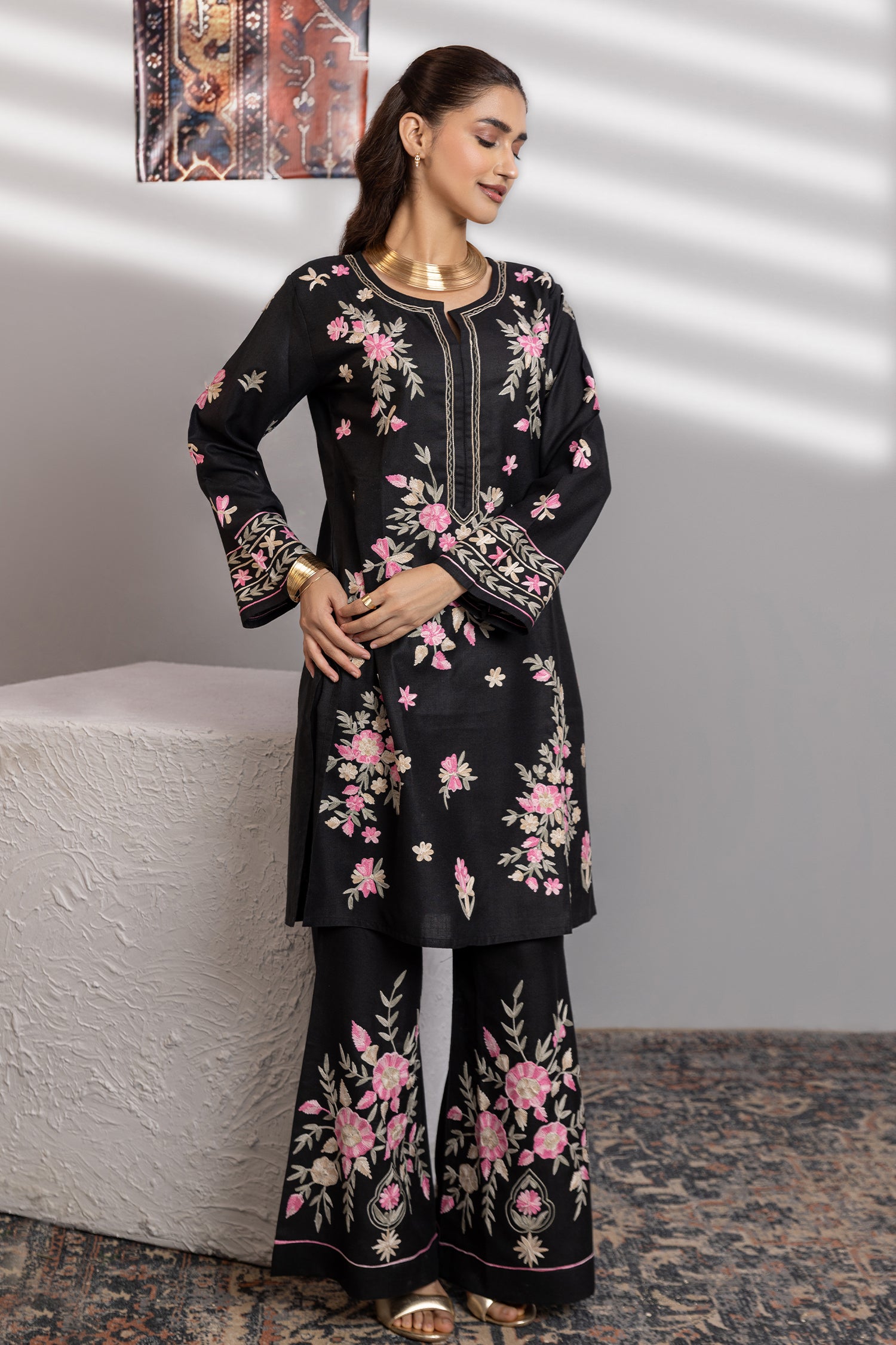 Cotton Kashmiri Aari Kurta Set With Bellbottom - Black