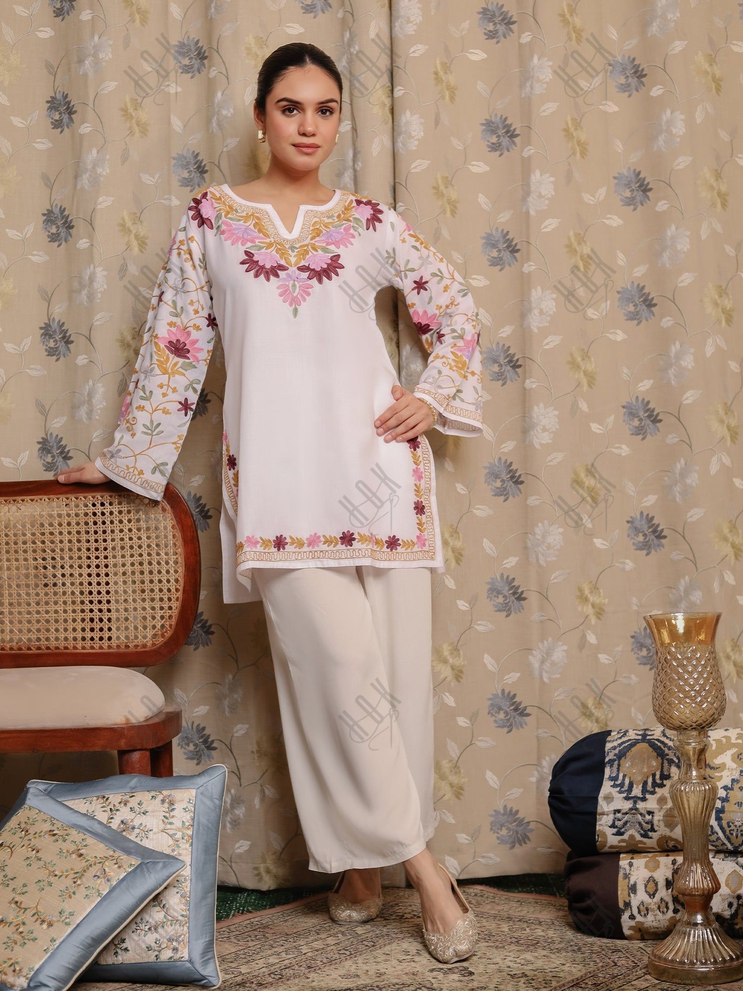 Yanshu in Falak Kashmiri Short Kurta - White