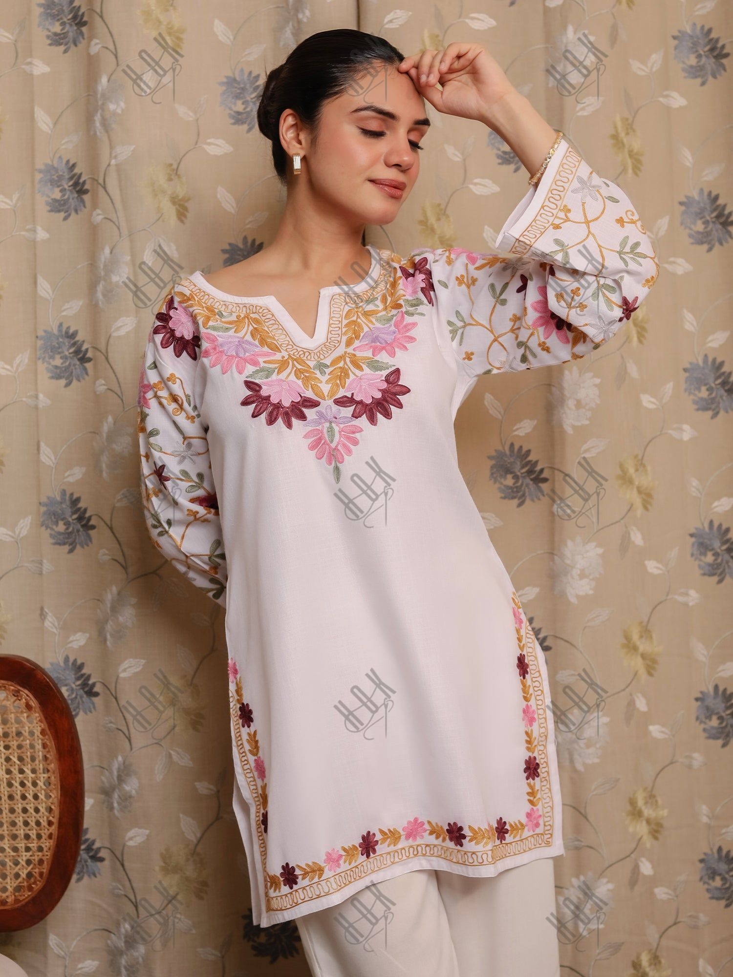 Yanshu in Falak Kashmiri Short Kurta - White