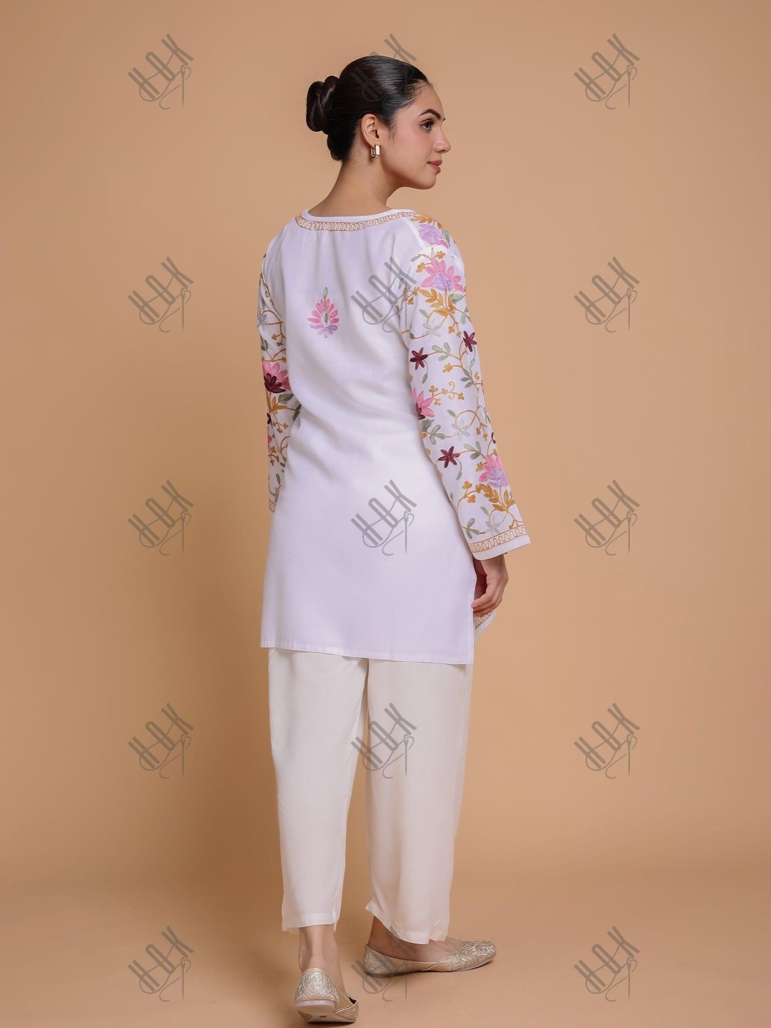 Yanshu in Falak Kashmiri Short Kurta - White