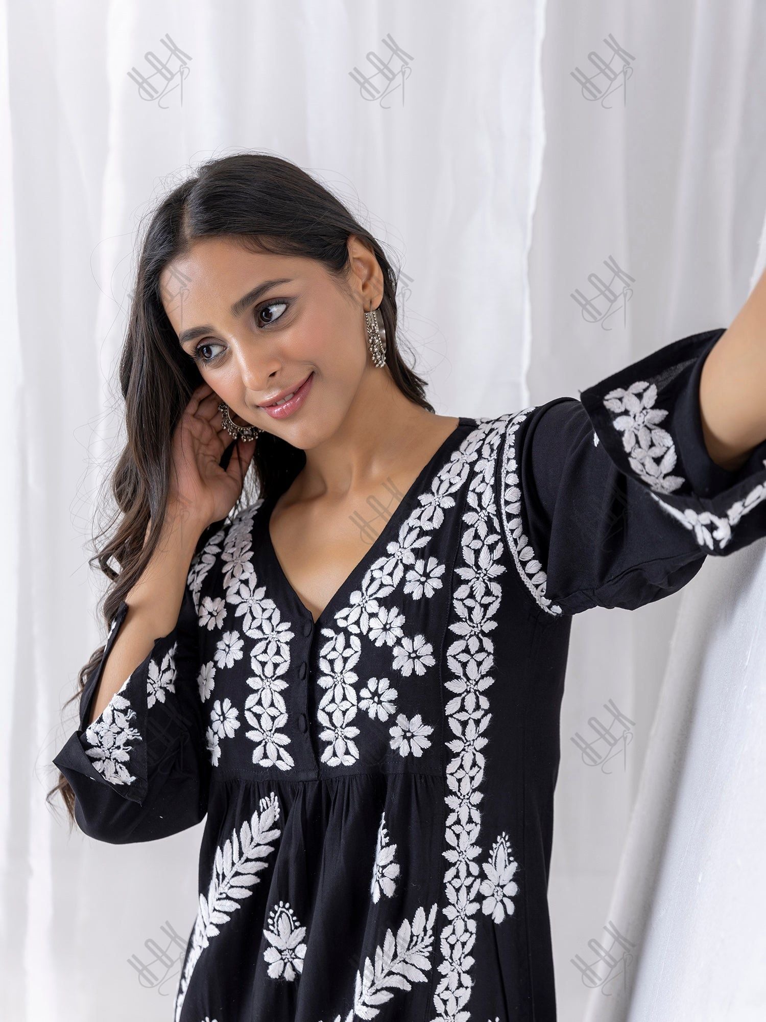 Rijuta in Chikankari Kurta in Rayon Cotton V Neck Black