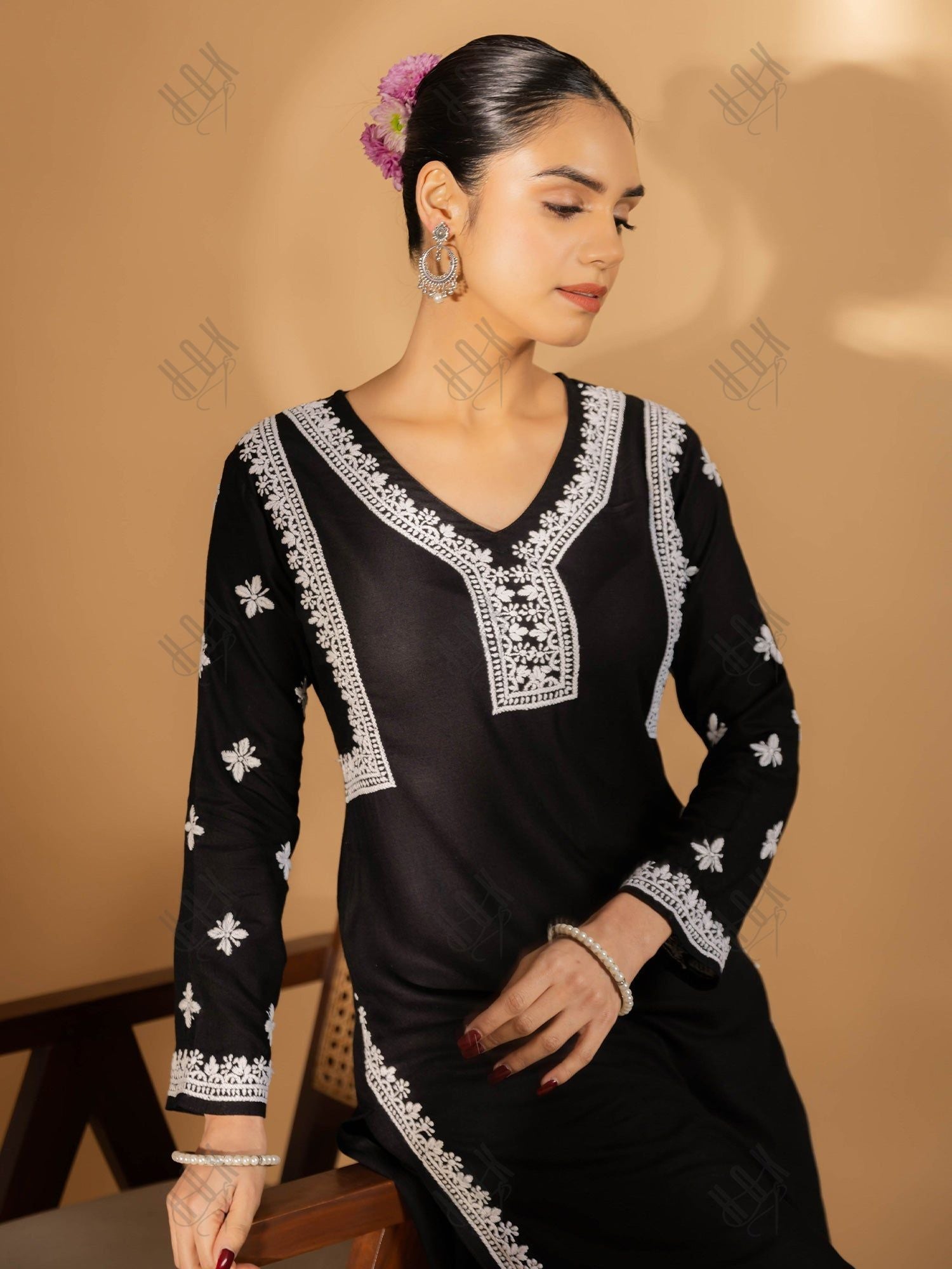 Shruti Hassan in Chikankari Rayon Kurta Set for Women - Black