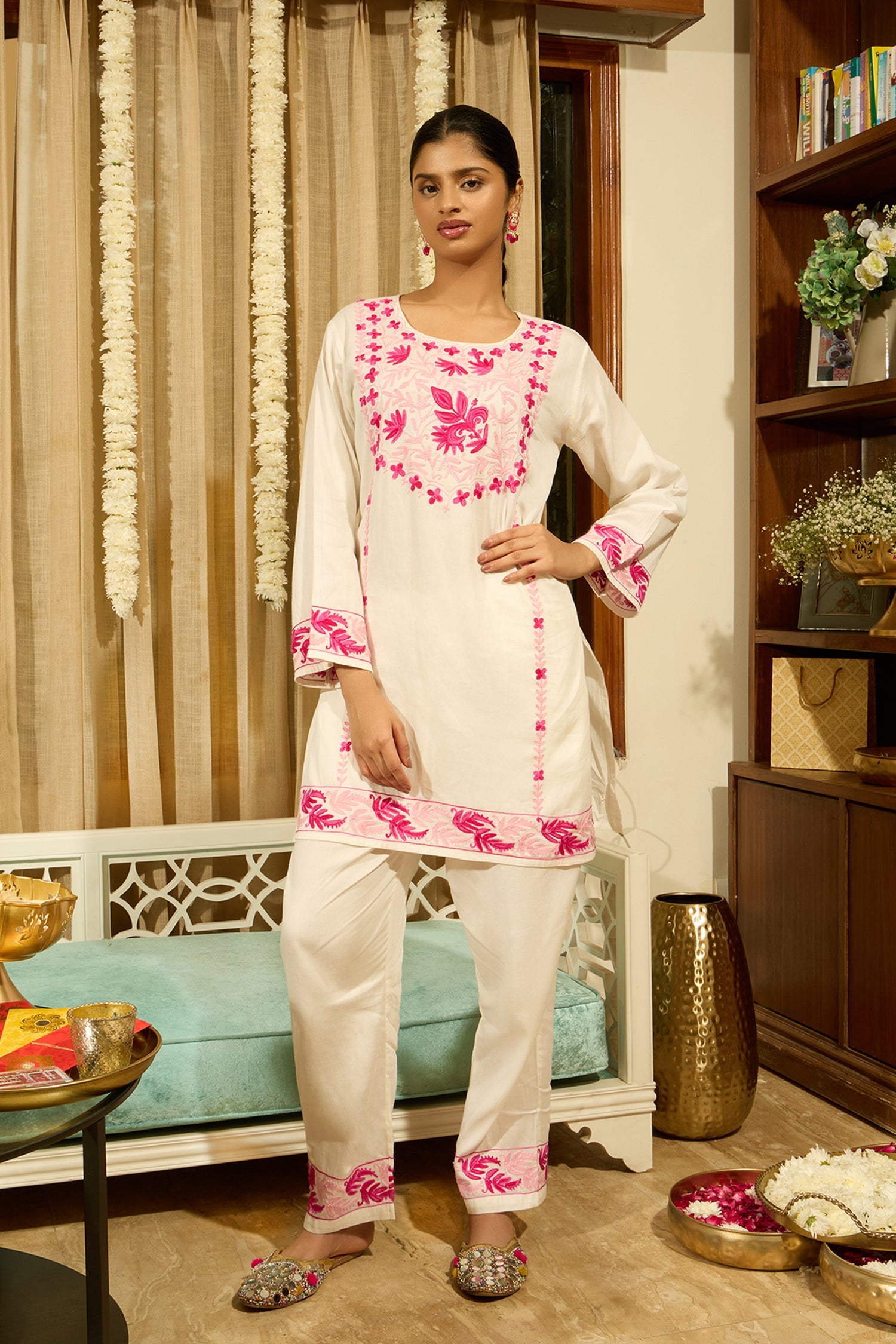 Kashmiri Aari Embroidered Kurta Set - White & Pink