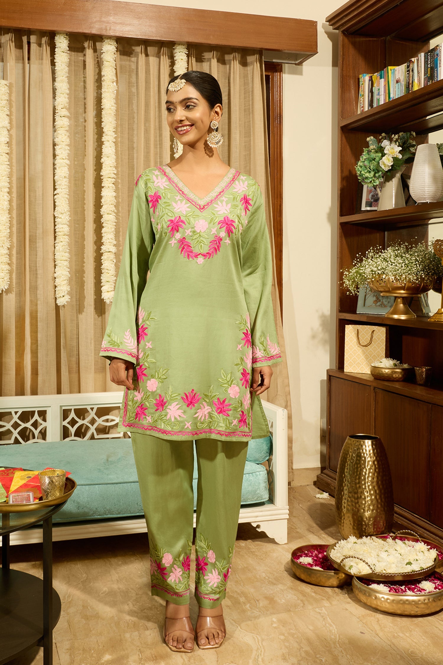 Kashmiri Aari Embroidered Kurta Set with Straight Pants - Green