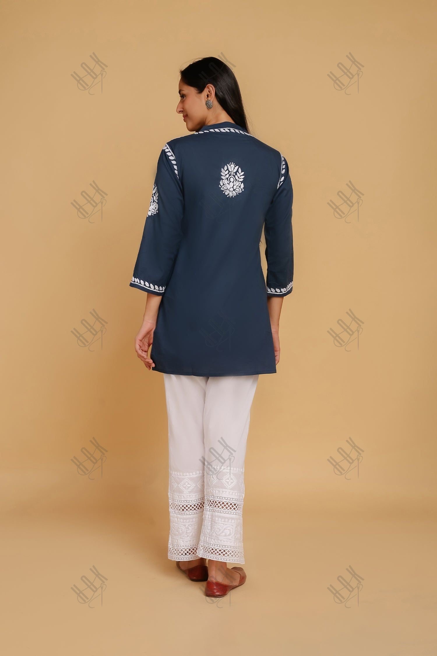 Saba Chikankari Short Kurta In Slub Cotton - Navy Blue