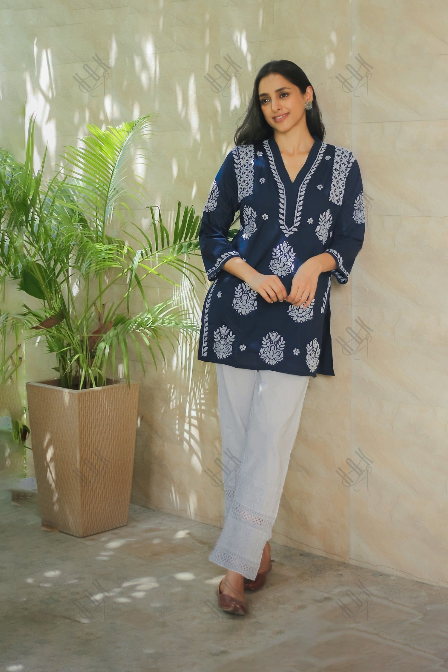 Saba Chikankari Short Kurta In Slub Cotton - Navy Blue