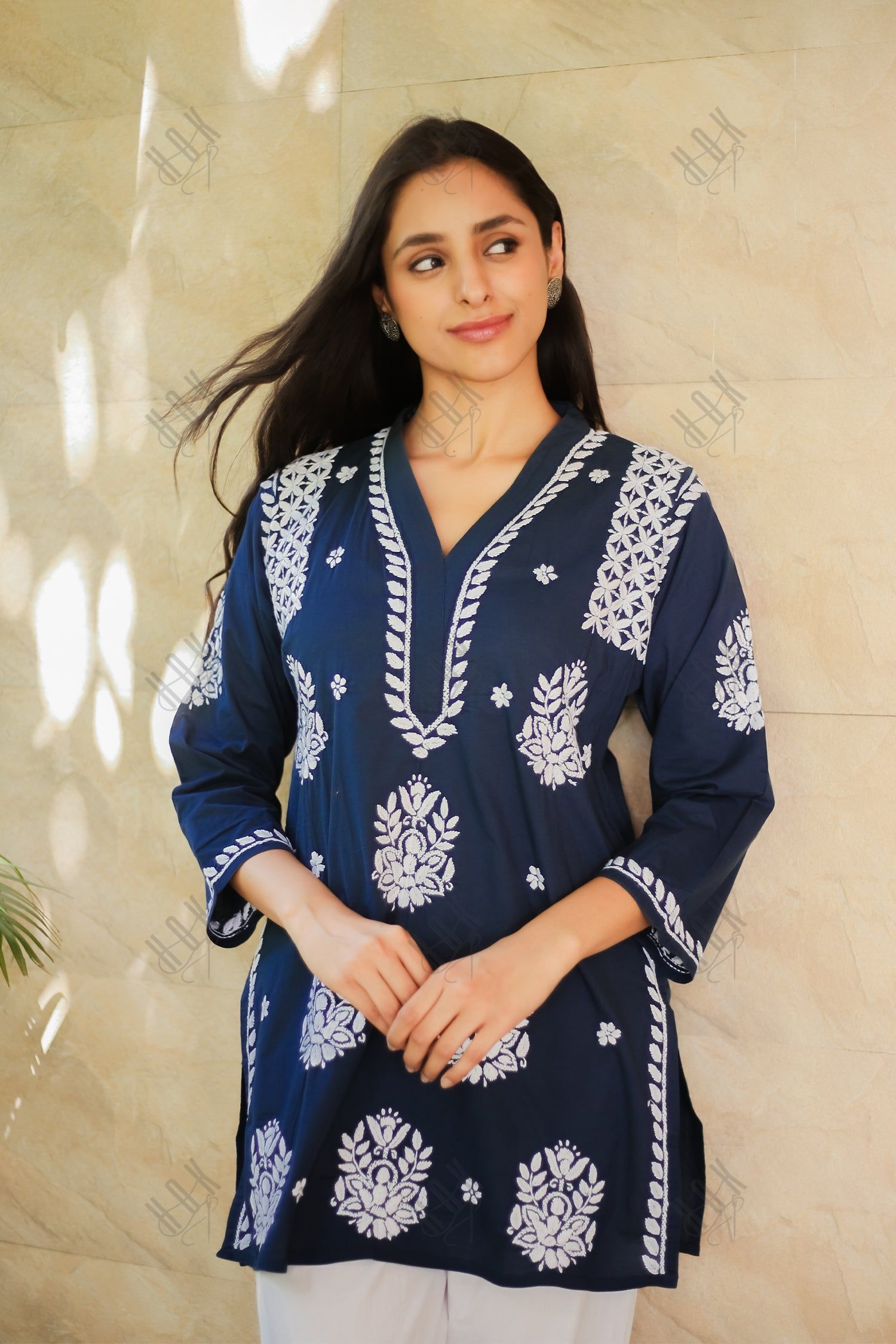 Saba Chikankari Short Kurta In Slub Cotton - Navy Blue