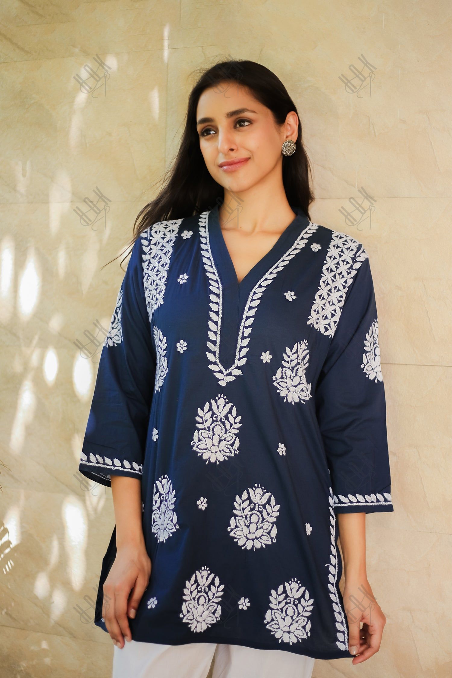 Saba Chikankari Short Kurta In Slub Cotton - Navy Blue