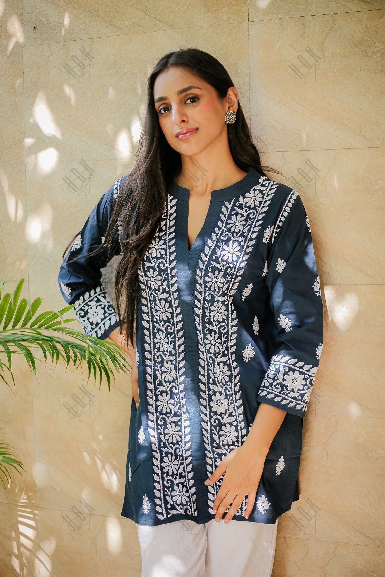 Saba Chikankari Short Kurta In Slub Cotton - Blue