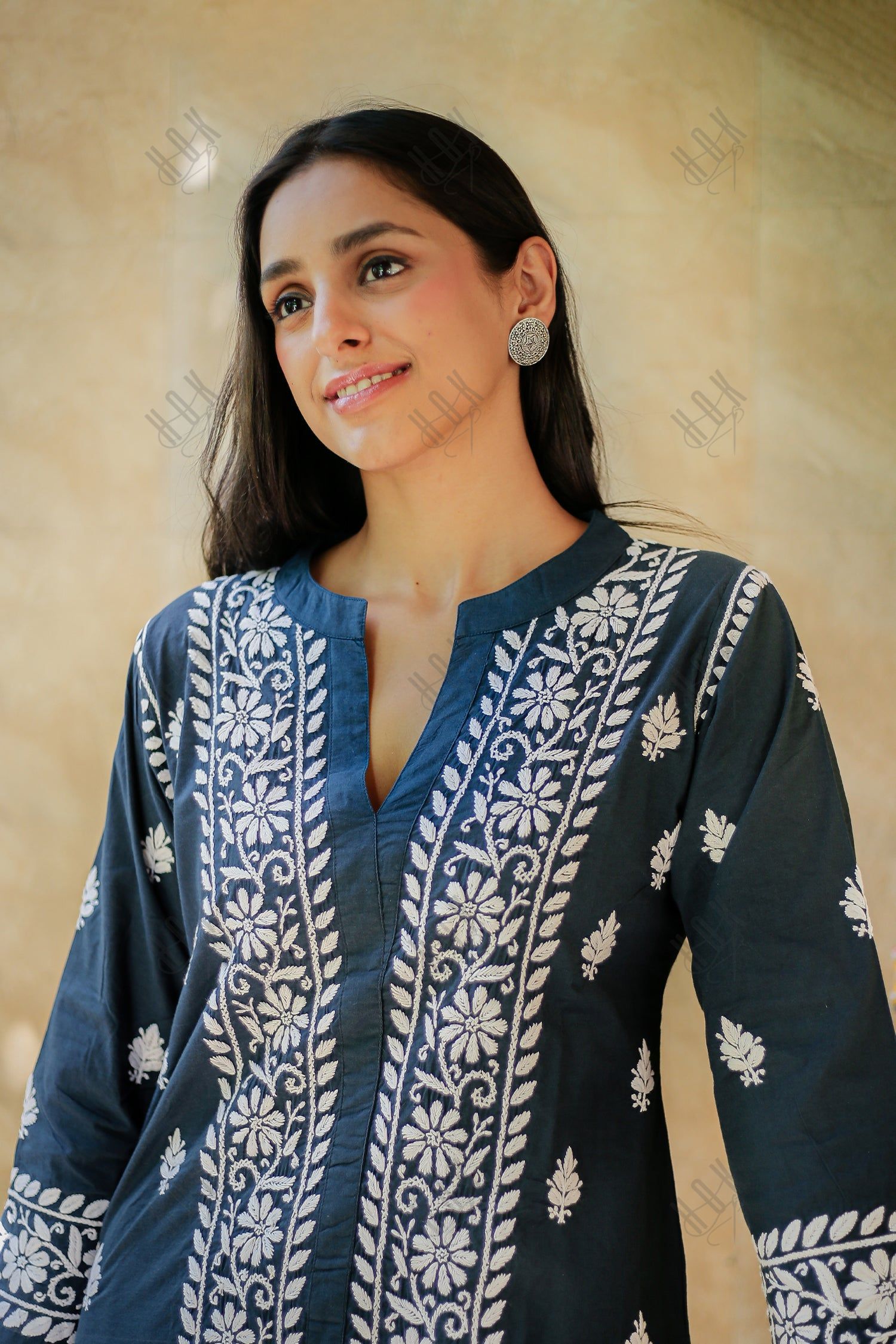 Saba Chikankari Short Kurta In Slub Cotton - Blue