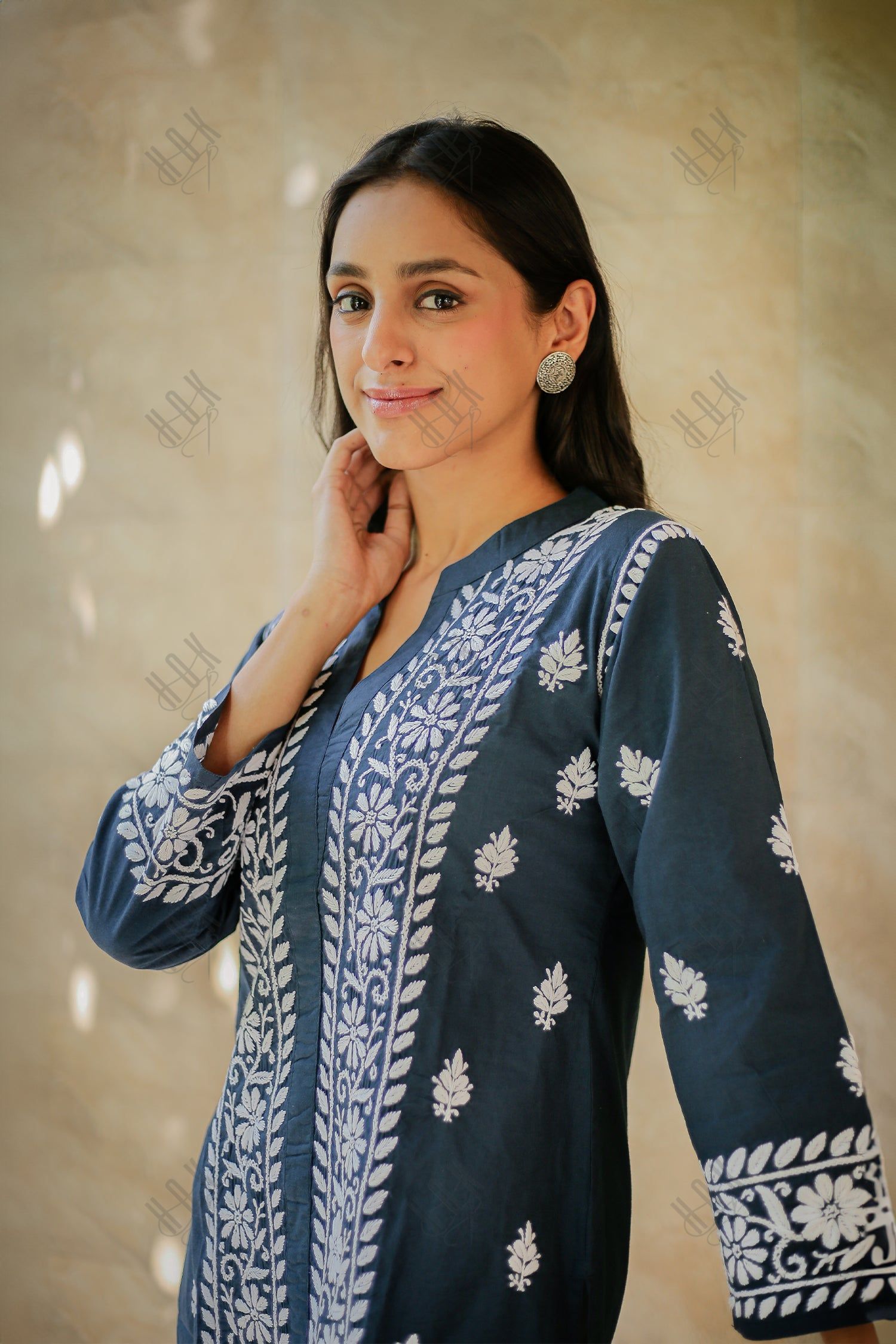 Saba Chikankari Short Kurta In Slub Cotton - Blue