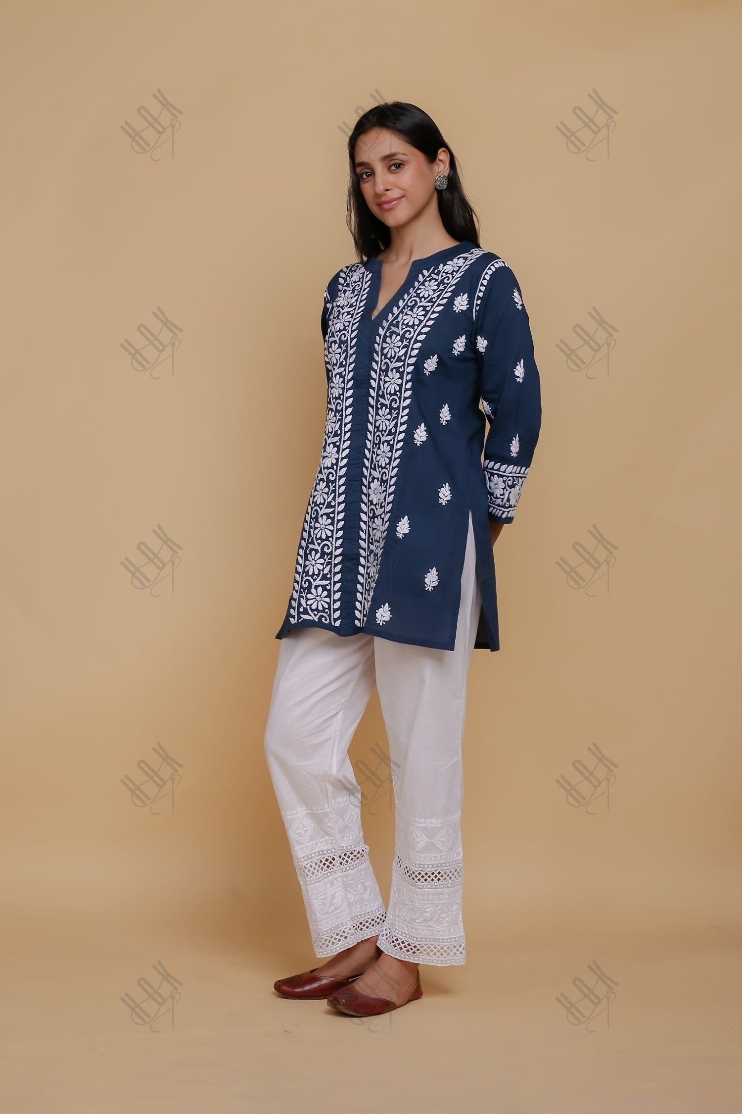 Saba Chikankari Short Kurta In Slub Cotton - Blue