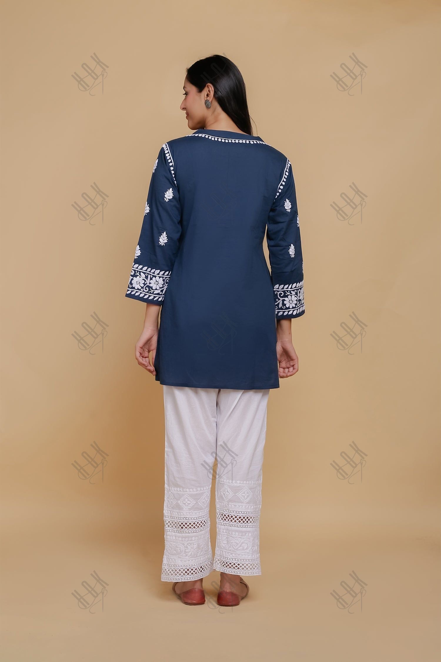 Saba Chikankari Short Kurta In Slub Cotton - Blue