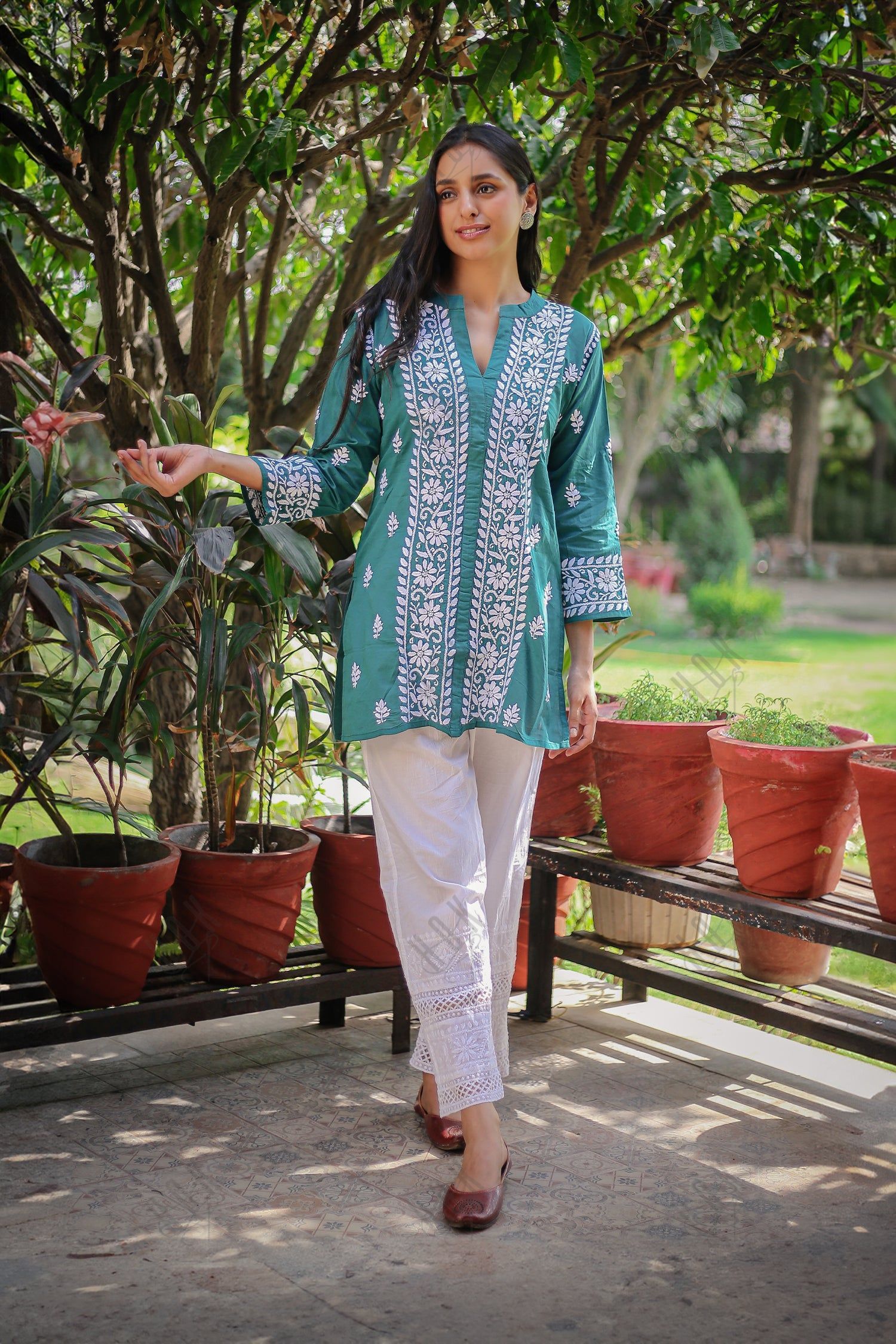 Saba Chikankari Short Kurta In Slub Cotton - Green