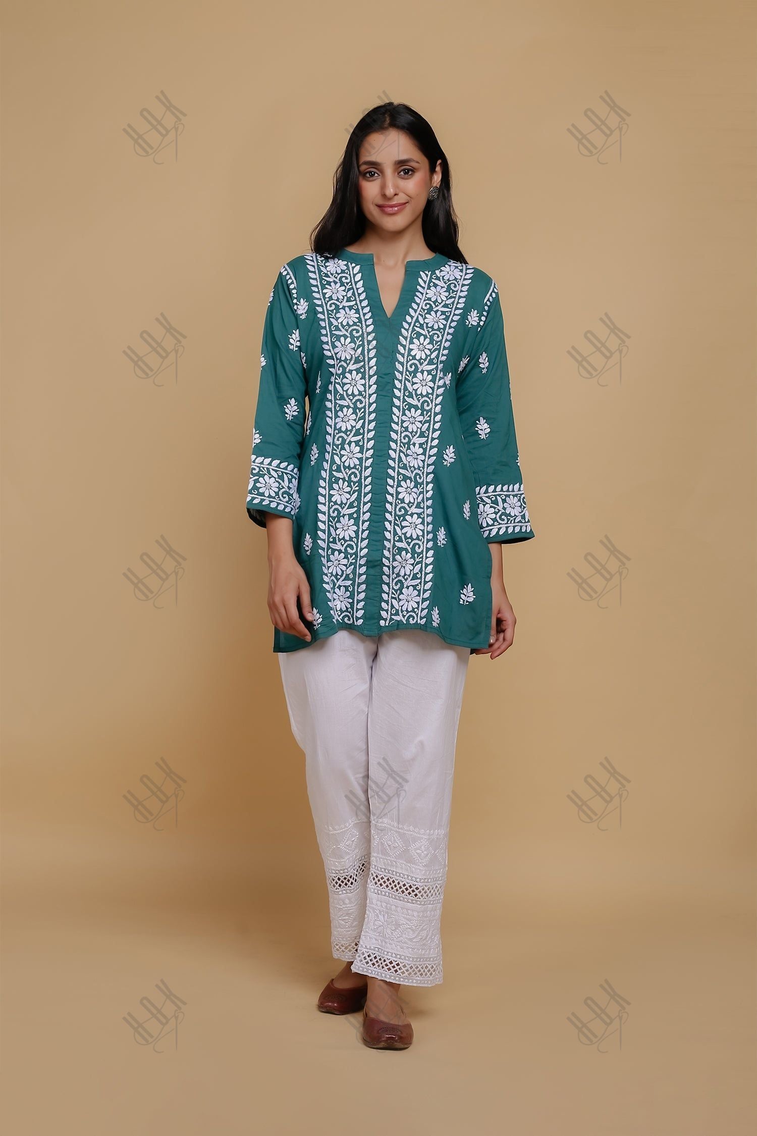 Saba Chikankari Short Kurta In Slub Cotton - Green