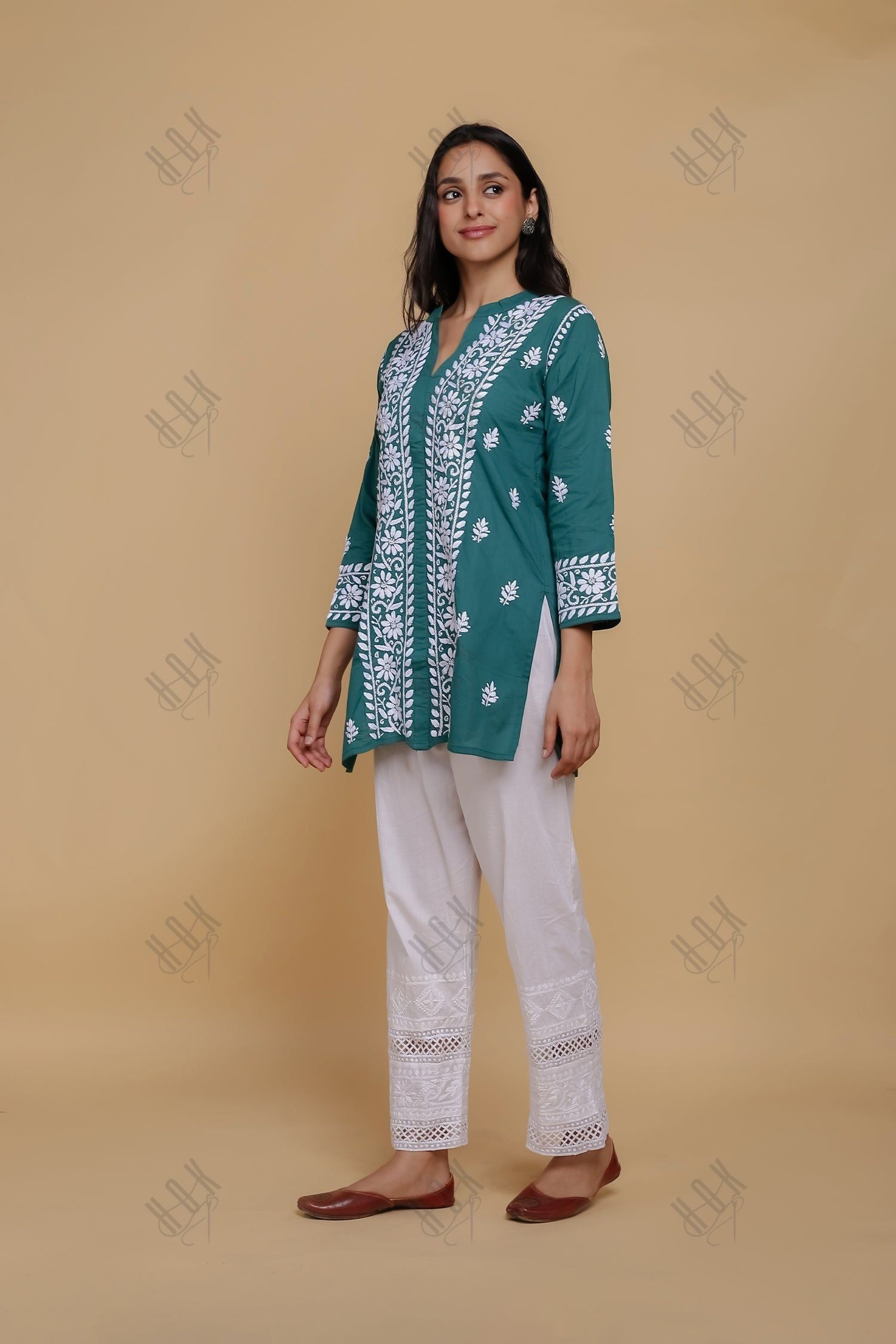 Saba Chikankari Short Kurta In Slub Cotton - Green