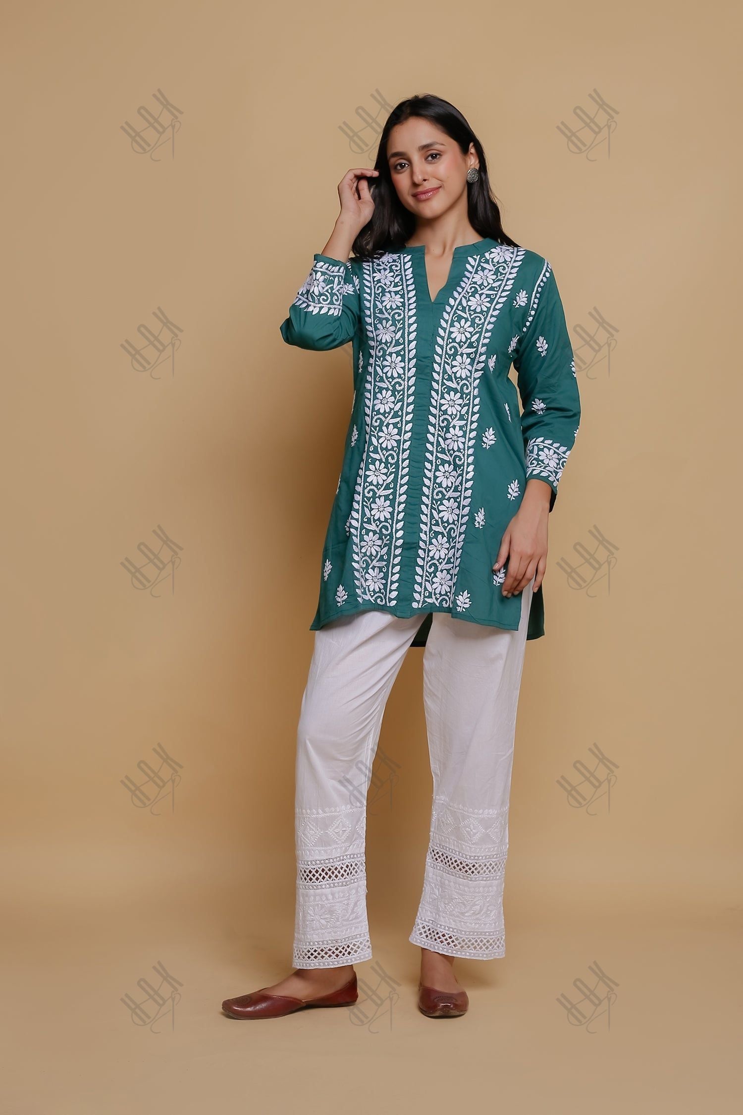 Saba Chikankari Short Kurta In Slub Cotton - Green