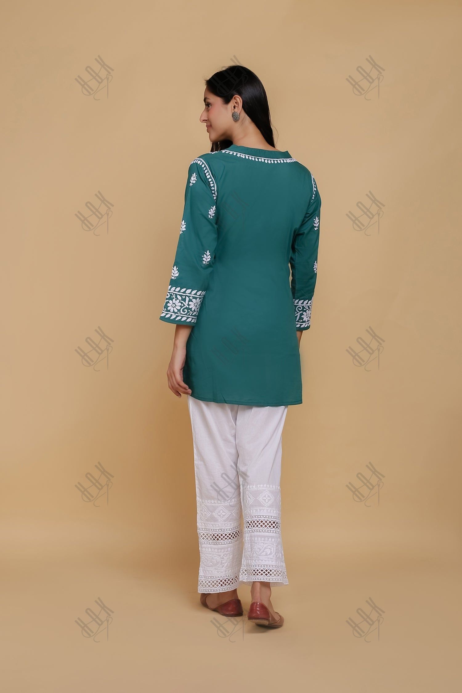 Saba Chikankari Short Kurta In Slub Cotton - Green