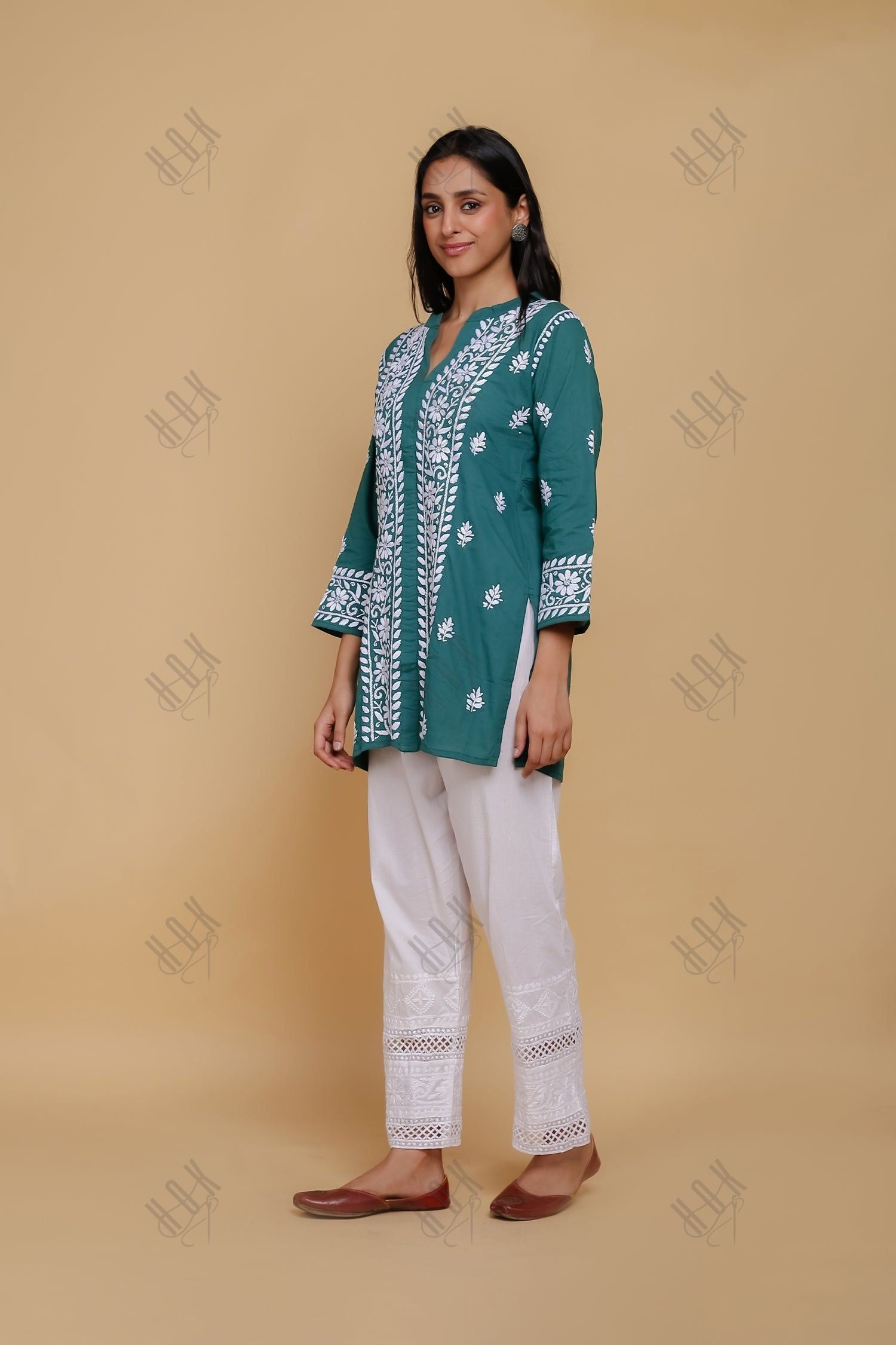 Saba Chikankari Short Kurta In Slub Cotton - Green