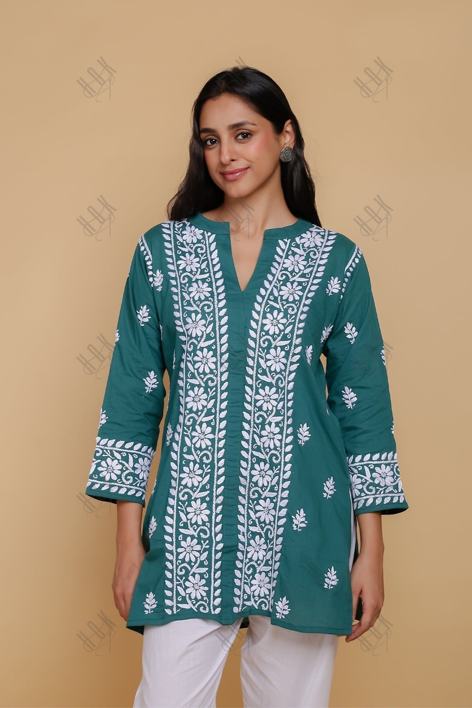 Saba Chikankari Short Kurta In Slub Cotton - Green