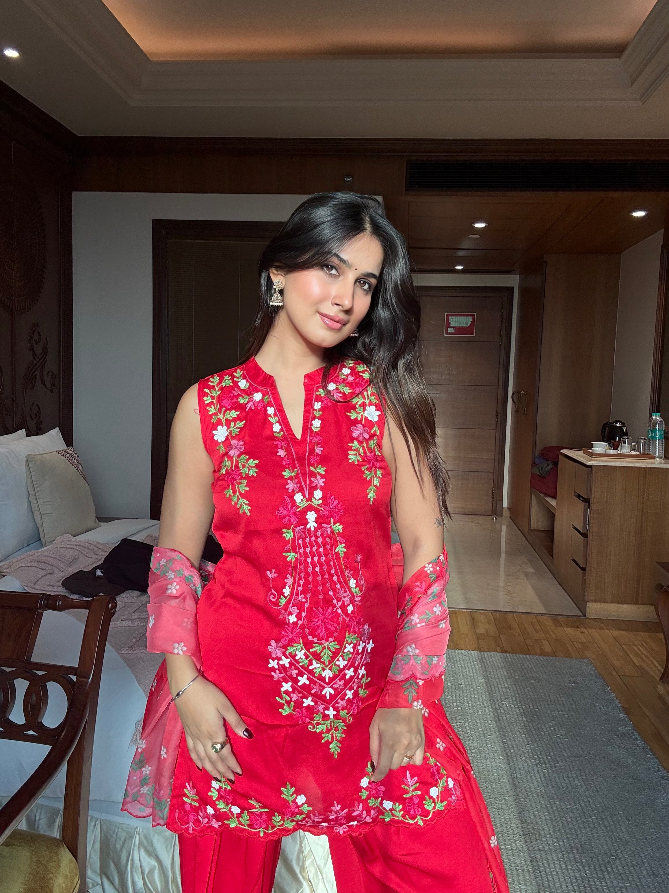 Tanvi in Sleeveless Kashmiri Aari Golmol Farsi Kurta Set in Bright Red