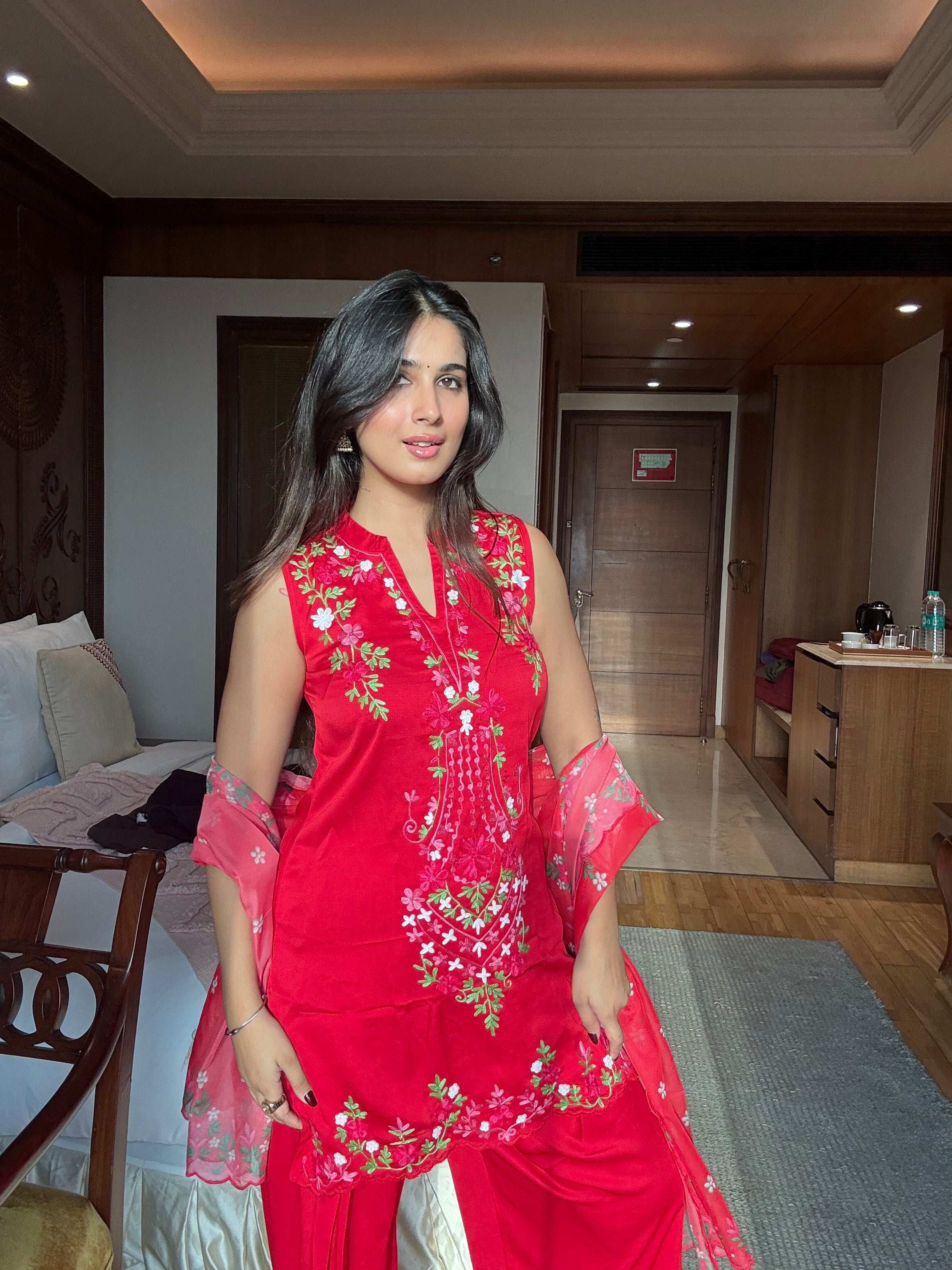 Tanvi in Sleeveless Kashmiri Aari Golmol Farsi Kurta Set in Bright Red