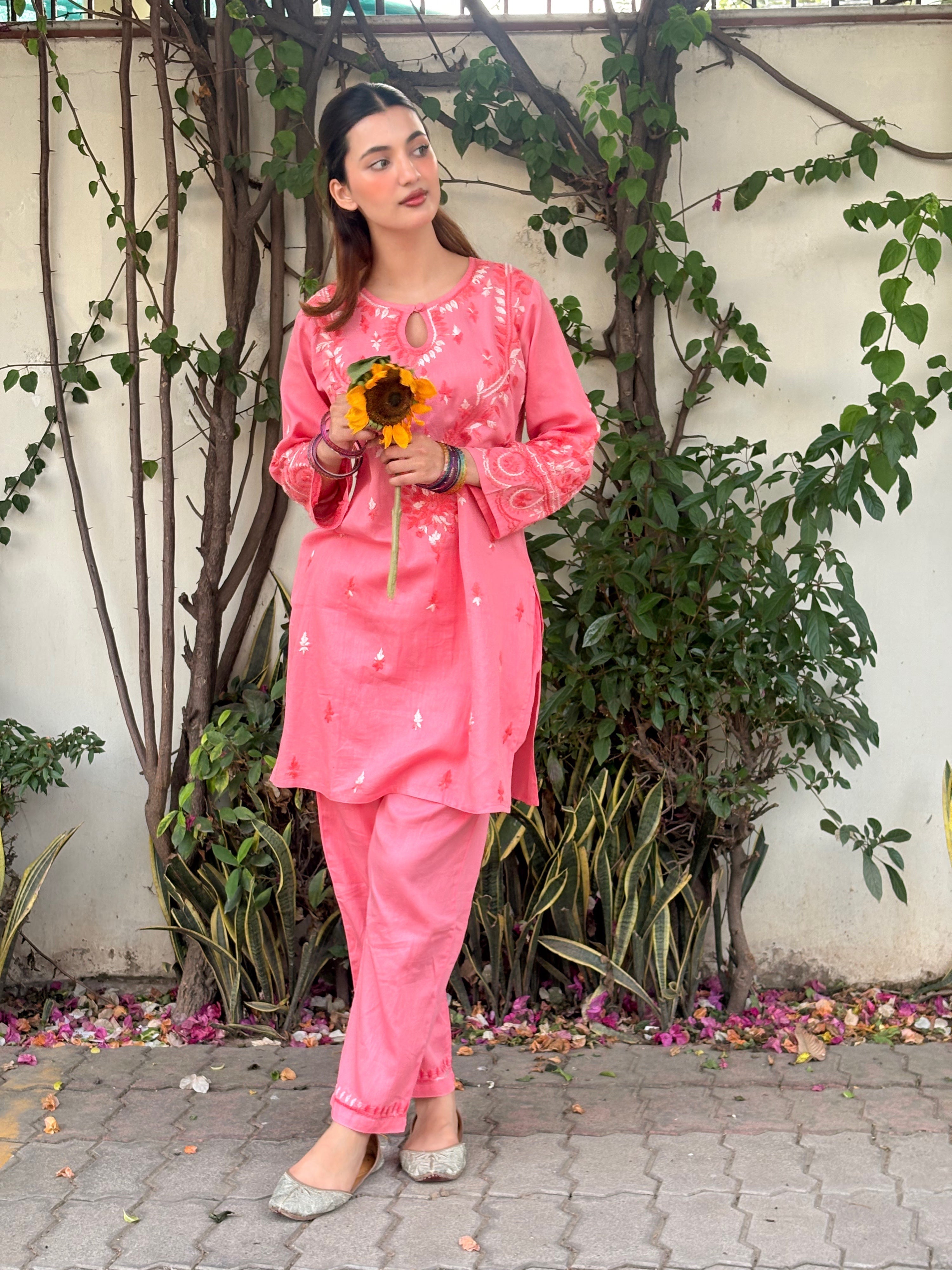 Dilreet In Chikankari Embroidered Kurta Set With Straight Pants in Cotton – Blush Pink