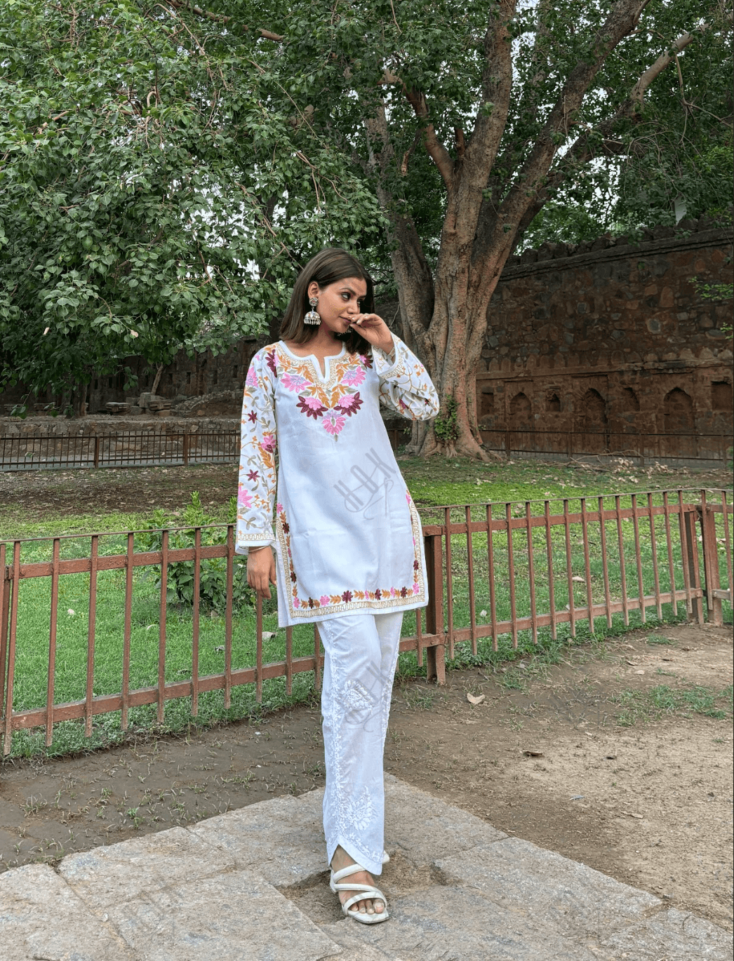 Yanshu in Falak Kashmiri Short Kurta - White